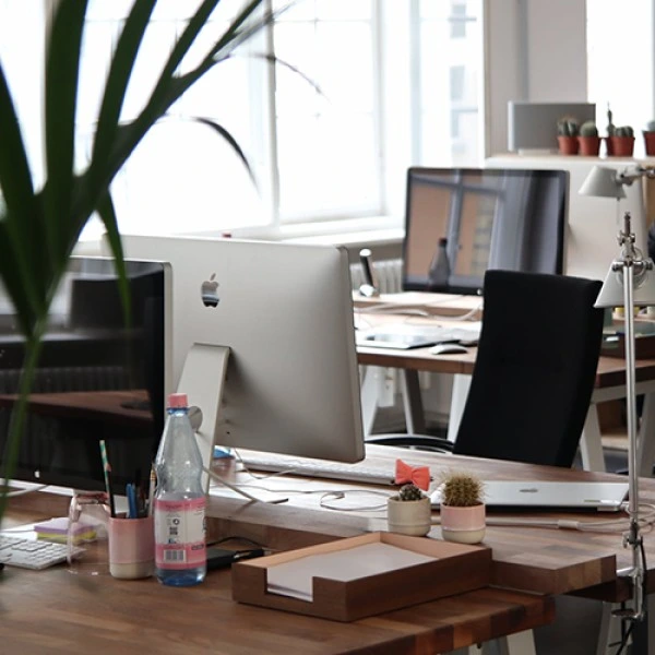 Как правильно расставить столы в офисе?